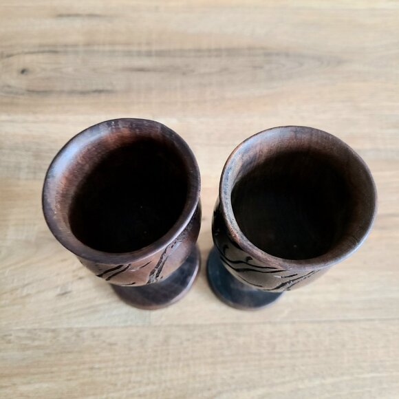 Set of 2 vintage wooden wine goblets with carved African wild animals design. - Picture 6 of 7